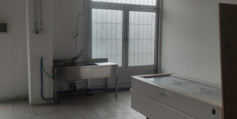 Negozio con cella frigo di 16mq