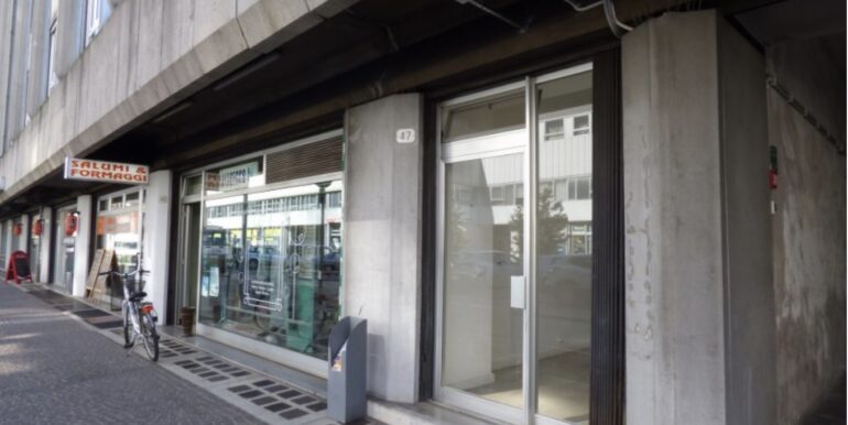 Piazzale Osoppo ufficio con una vetrina