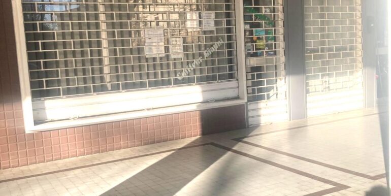 Vendesi negozio vetrinato di 30mq