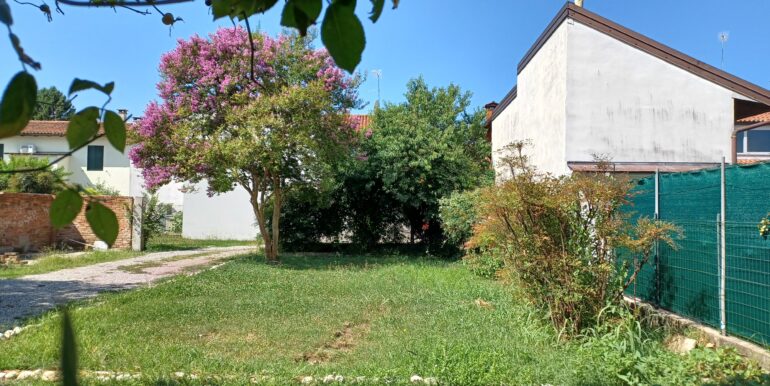 Appartamento piano terra con porzione giardino ad uso esclusivo