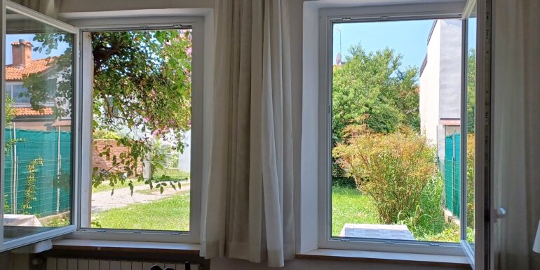 Appartamento piano terra con porzione giardino ad uso esclusivo