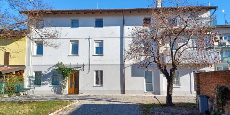 Appartamento piano terra con porzione giardino ad uso esclusivo