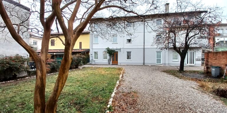 Appartamento piano terra con porzione giardino ad uso esclusivo