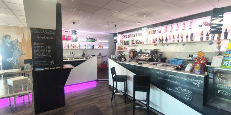 Bar arredato e attrezzato