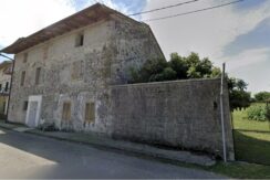 Palazzina cielo terra con locali accessori e ampio scoperto
