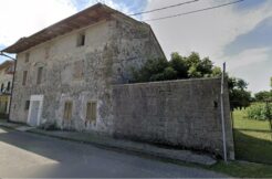 Palazzina cielo terra con locali accessori e ampio scoperto