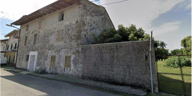 Palazzina cielo terra con locali accessori e ampio scoperto