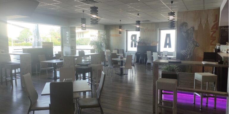 Bar arredato e attrezzato