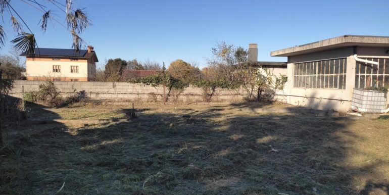 Capannone 1010mq con ampio scoperto