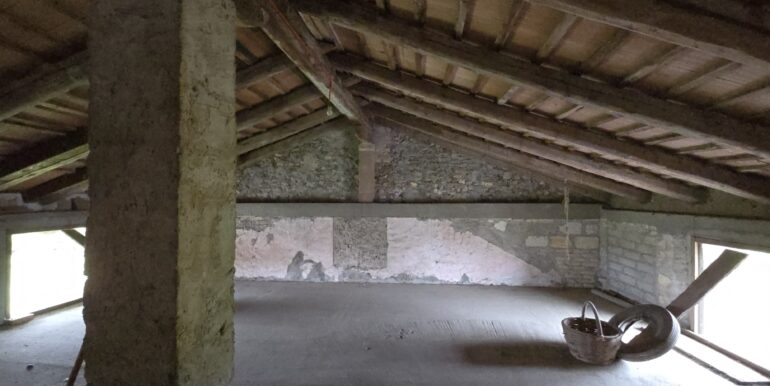 Palazzina cielo terra con locali accessori e ampio scoperto