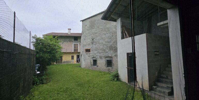 Palazzina cielo terra con locali accessori e ampio scoperto