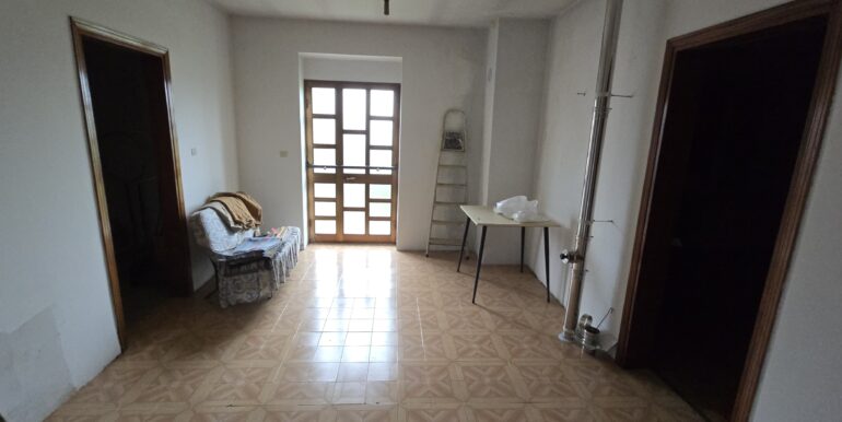 Palazzina cielo terra con locali accessori e ampio scoperto