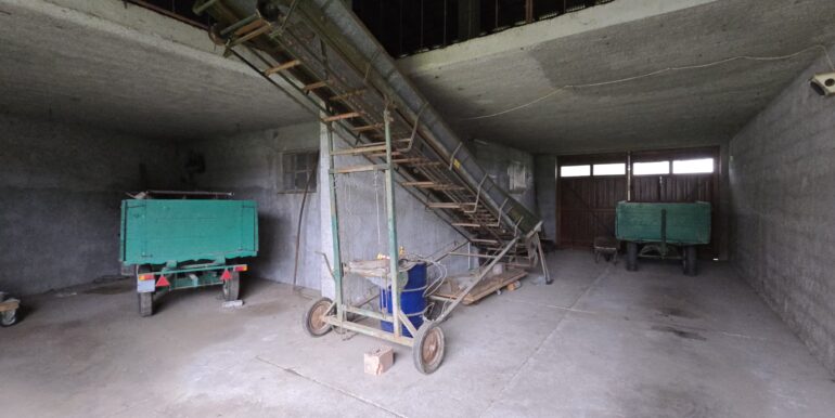 Palazzina cielo terra con locali accessori e ampio scoperto