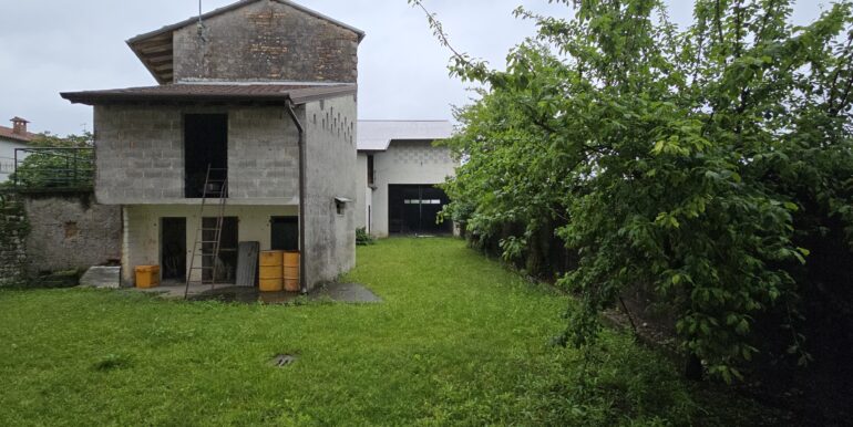 Palazzina cielo terra con locali accessori e ampio scoperto