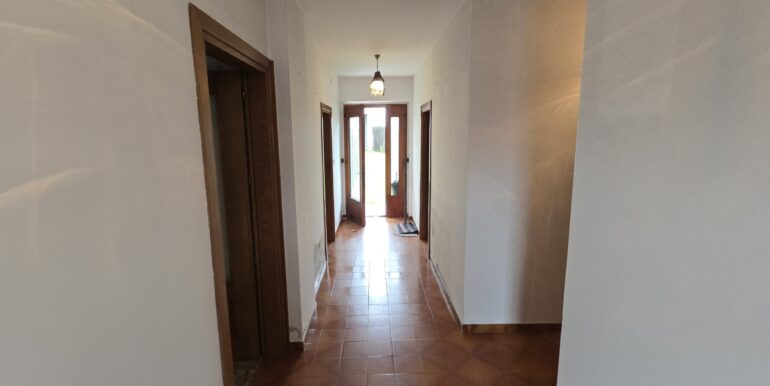 Palazzina cielo terra con locali accessori e ampio scoperto