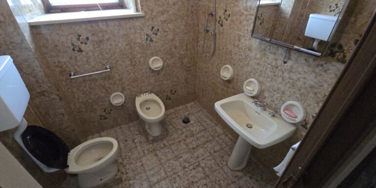Palazzina cielo terra con locali accessori e ampio scoperto