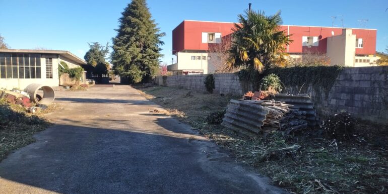 Capannone di 1010mq con annesse abitazioni