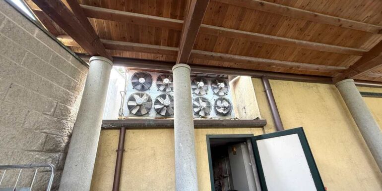 Ampio negozio vetrinato in centro a Tarcento