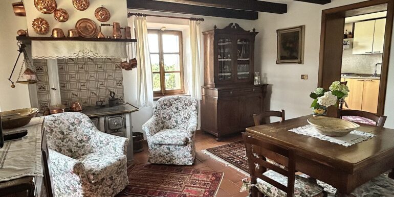 Casale in pietra ristrutturato con vigneto