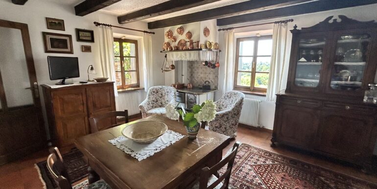 Casale in pietra ristrutturato con vigneto