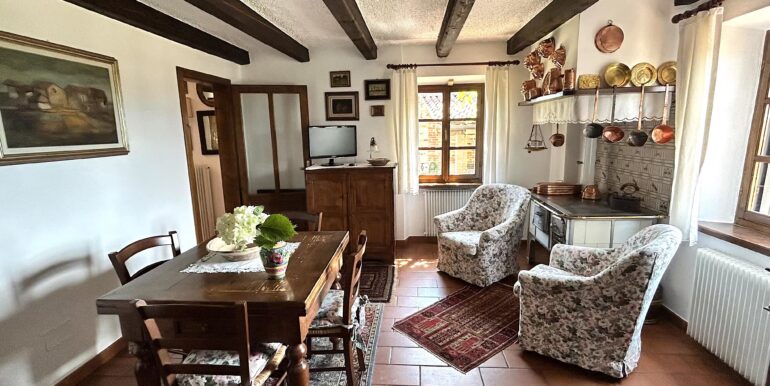 Casale in pietra ristrutturato con vigneto