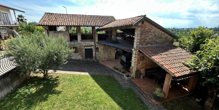 Casale in pietra ristrutturato con vigneto