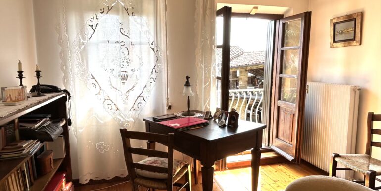 Casale in pietra ristrutturato con vigneto