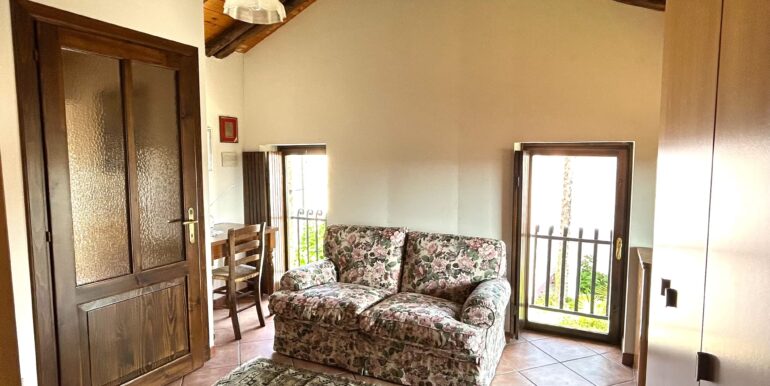 Casale in pietra ristrutturato con vigneto