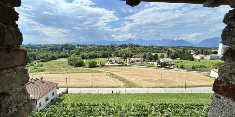 Casale in pietra ristrutturato con vigneto