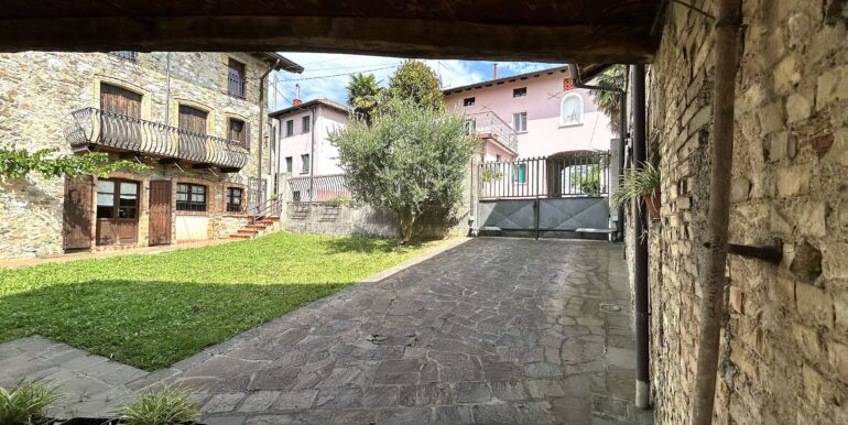 IMG_190Casale in pietra ristrutturato con vigneto 1-cmpr