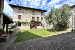 Casale in pietra ristrutturato con vigneto