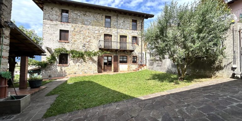 Casale in pietra ristrutturato con vigneto