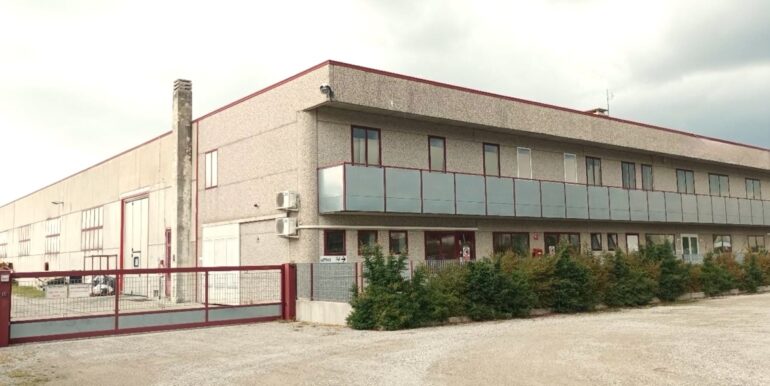 Capannone con baie di carico e uffici