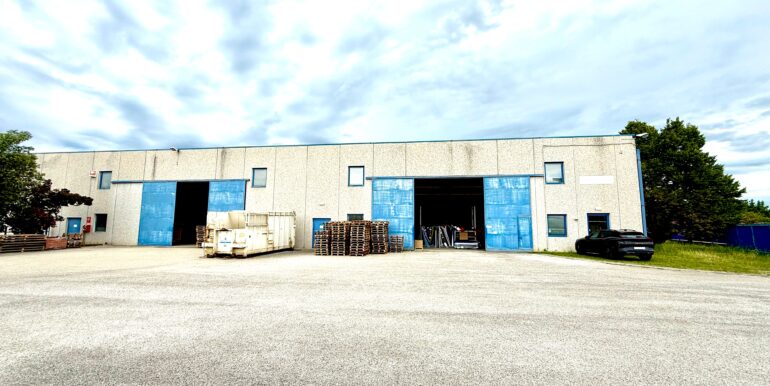 Capannone di 3500mq con 4 baie di carico