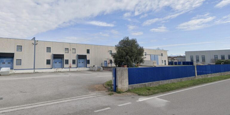 Capannone di 3500mq con 4 baie di carico
