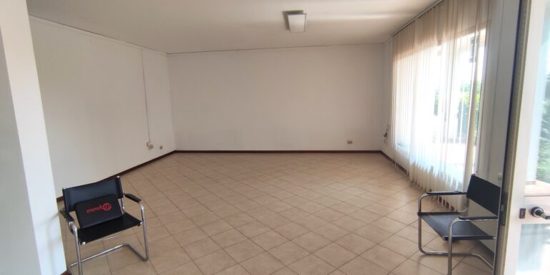 Ufficio vetrinato a Tricesimo