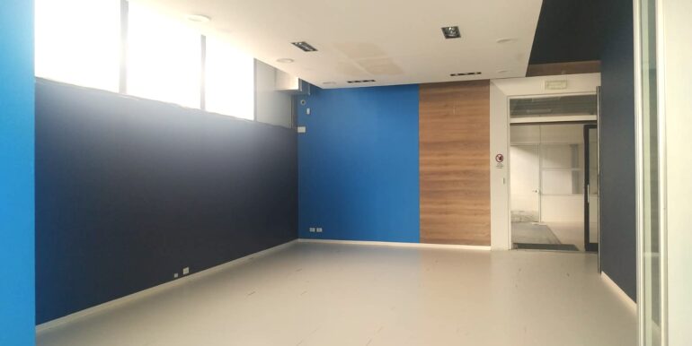 Negozio vetrinato con magazzino
