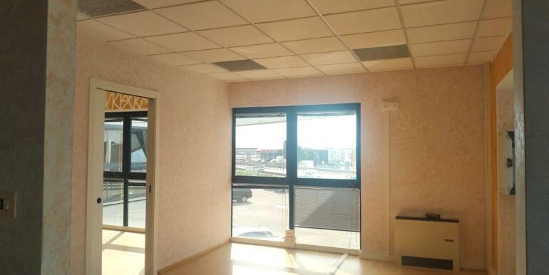 Ufficio su due livelli con magazzino