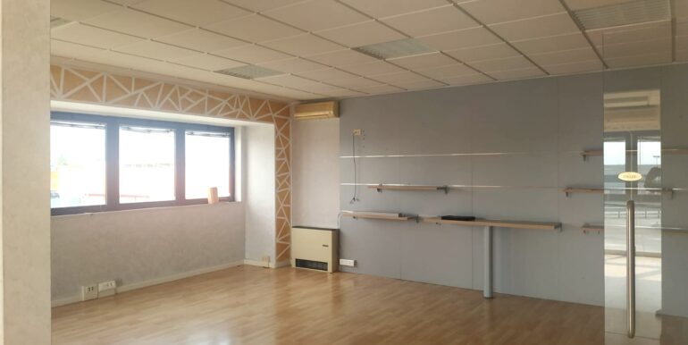 Ufficio su due livelli con magazzino