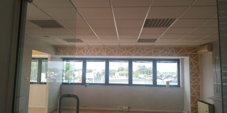 Ufficio su due livelli con magazzino