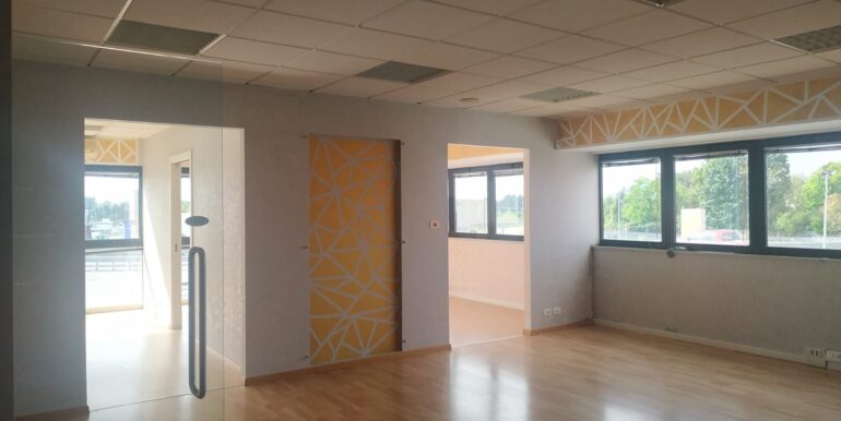 Ufficio su due livelli con magazzino