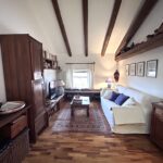 Raffinata mansarda con finiture di pregio