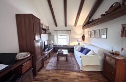 Raffinata mansarda con finiture di pregio