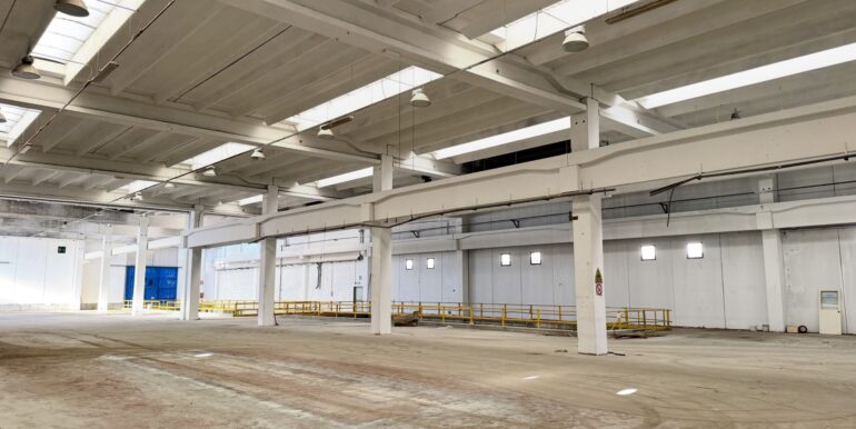 Capannone industriale di 2600mq con scoperto