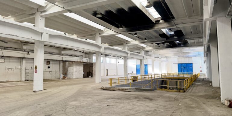 Capannone industriale di 2600mq con scoperto