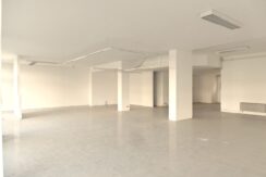 Spazioso negozio con magazzino