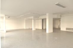 Spazioso negozio con magazzino