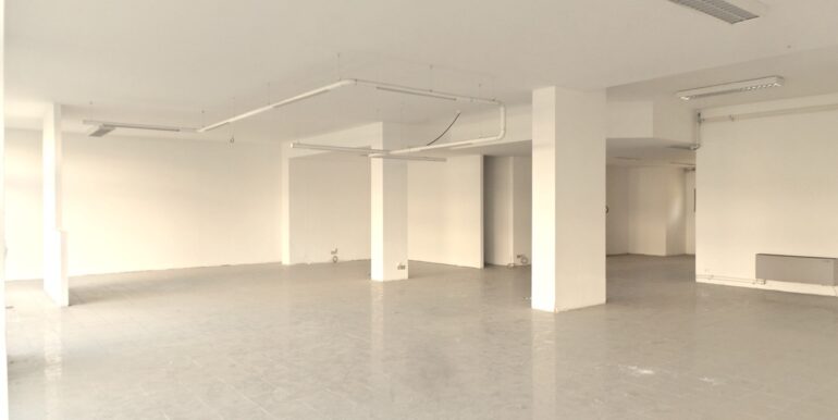 Spazioso negozio con magazzino