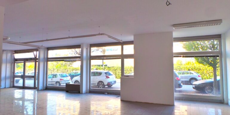 Spazioso negozio con magazzino