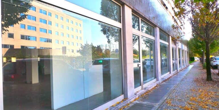 Spazioso negozio con magazzino